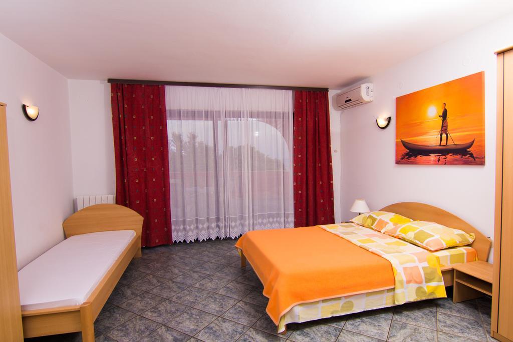 Apartmani Zuzic Krk Town Room photo