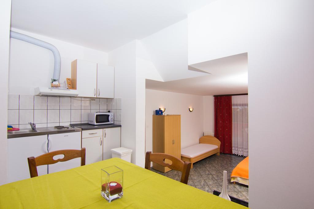 Apartmani Zuzic Krk Town Room photo
